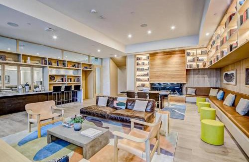 Rainey Street Historic District House | New Rainey Street Condo with City & Lake Views, 4-Star Stay