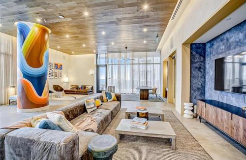 Rainey Street Historic District House | New Rainey Street Condo with City & Lake Views, 4-Star Stay