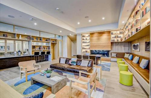 Rainey Street Historic District House | New Rainey Street Condo with City & Lake Views, 4-Star Stay