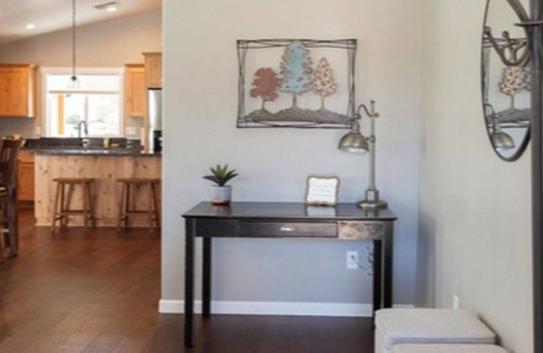 Grants Pass House | Brand New/Self Check-In/Smart TV/Full Kitchen/Quiet Neighborhood