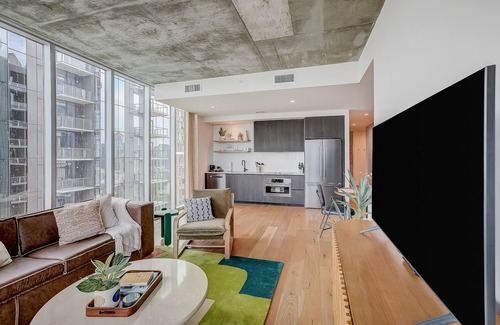 Rainey Street Historic District Condo | Brand-new skyline-view condo with rooftop pool, balcony, firepit, & fitness room