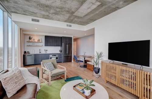 Rainey Street Historic District Condo | Brand-new skyline-view condo with rooftop pool, balcony, firepit, & fitness room