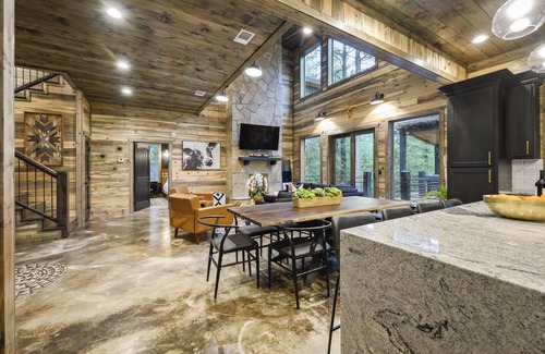 Pickens Cabin | Discover Smokey Pines: Boho Style with Hot Tub & Lake Views