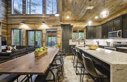 Pickens Cabin | Discover Smokey Pines: Boho Style with Hot Tub & Lake Views