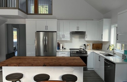 Fraser Valley Regional District House | New 5-Bed Retreat with Pool & Spa in Sunshine Valley