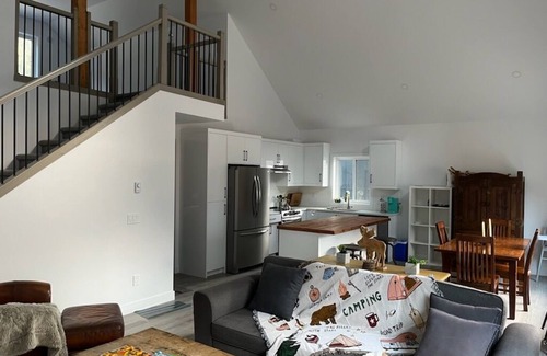 Fraser Valley Regional District House | New 5-Bed Retreat with Pool & Spa in Sunshine Valley