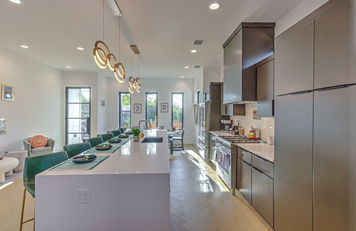 Chestnut House | Discover a New Home with Pool in Downtown Austin