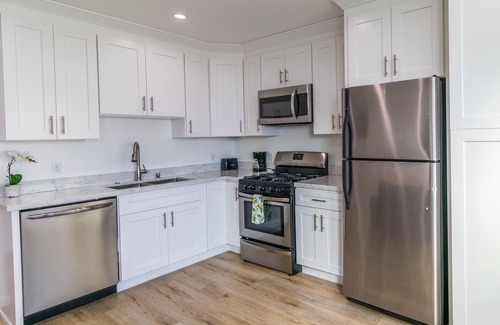 North Hollywood House | Stylish House with Workstation, Pets Welcome & Monthly Deals