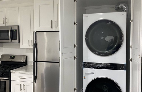 North Hollywood House | Stylish House with Workstation, Pets Welcome & Monthly Deals