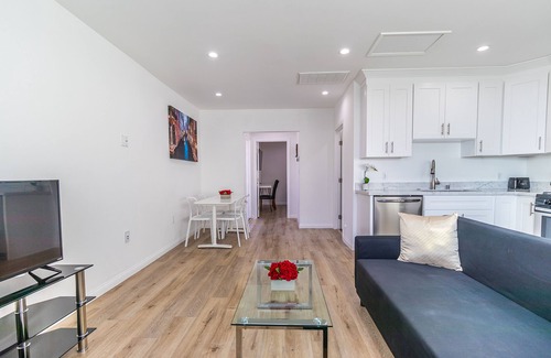 North Hollywood House | Stylish House with Workstation, Pets Welcome & Monthly Deals