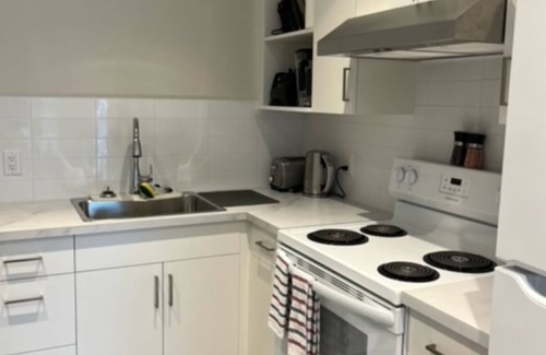 Crawford House | New Suite in Canada's Wine Country Near the Beach!