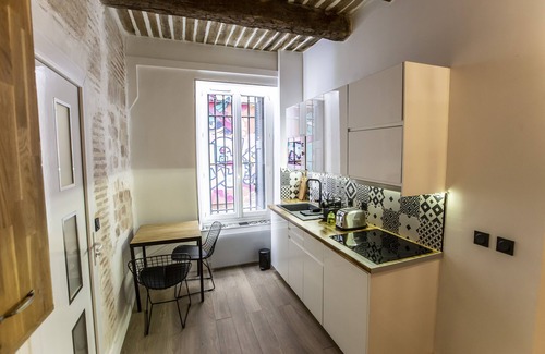 Hotel-de-Ville Apartment | New T1 Retreat in Panier with Oceanfront Views
