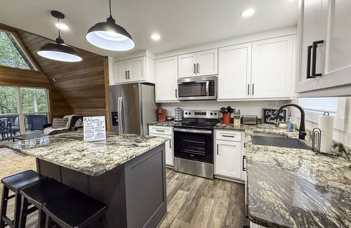Jones Mills Cabin | Brand New! The Fox Hill Cabin: Where Country Charm Meets Town Convenience!