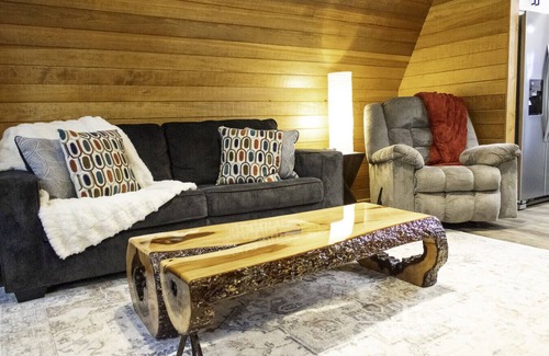 Jones Mills Cabin | Brand New! The Fox Hill Cabin: Where Country Charm Meets Town Convenience!