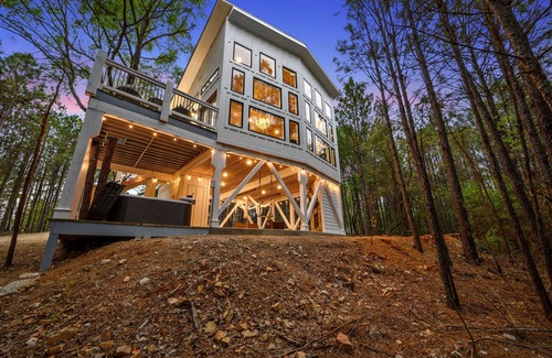 Broken Bow Cabin | New Treehouse Retreat with Pool, Pond & Pet-Friendly Perks