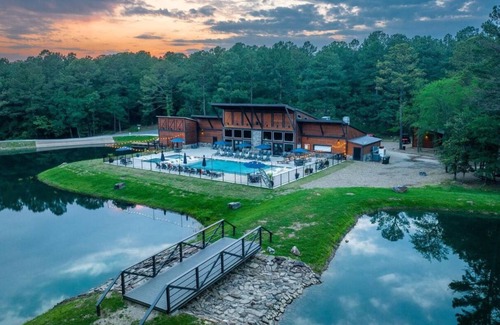 Broken Bow Cabin | New Treehouse Retreat with Pool, Pond & Pet-Friendly Perks