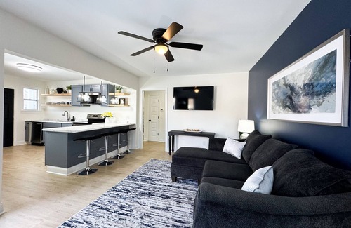 Mount Berry House | Perfect for Families: New Hotel with 2 King Beds & Yard