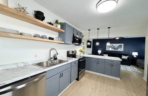 Mount Berry House | Perfect for Families: New Hotel with 2 King Beds & Yard