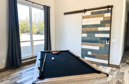 Purcell Villa | Brand New Yote Cabin, Pool Table, South of Norman