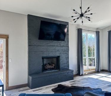 Purcell Villa | Brand New Yote Cabin, Pool Table, South of Norman
