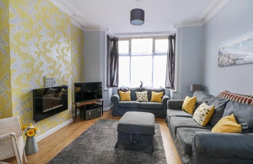 Southport House | Pet-Friendly Haven at Brandons, Southport - 4 Star Reviews!