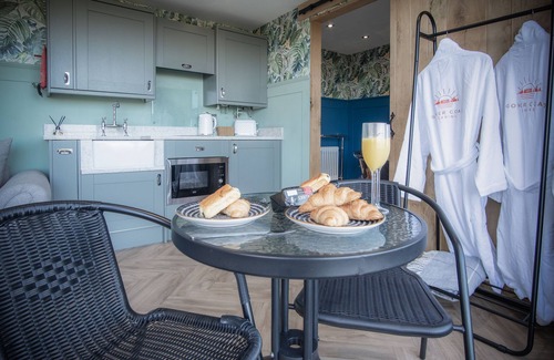 Llangennith Cabin | Cozy Brandy Cove Cabin with Spa & Breakfast in Landimore