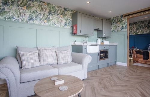 Llangennith Cabin | Cozy Brandy Cove Cabin with Spa & Breakfast in Landimore