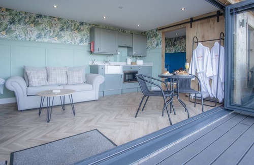 Llangennith Cabin | Cozy Brandy Cove Cabin with Spa & Breakfast in Landimore