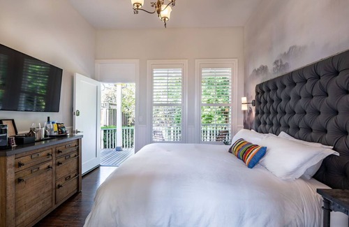 Calistoga Hotel | Elegant Brannan Cottage Inn: Rated 9.6 with Hot Tub & Dining