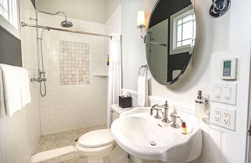 Calistoga Hotel | Elegant Brannan Cottage Inn: Rated 9.6 with Hot Tub & Dining