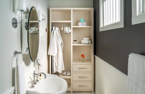 Calistoga Hotel | Elegant Brannan Cottage Inn: Rated 9.6 with Hot Tub & Dining