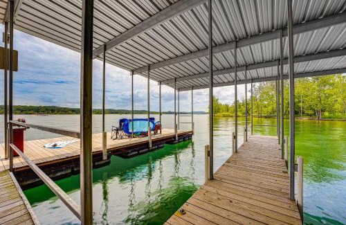 Indian Point House | Cozy Branson Cabin with Pool Access & Private Boat Slip