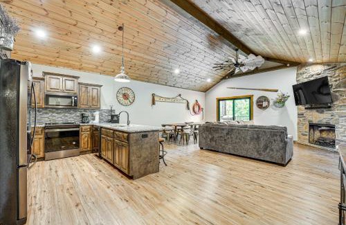 Indian Point House | Cozy Branson Cabin with Pool Access & Private Boat Slip