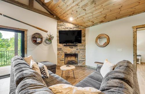 Indian Point House | Cozy Branson Cabin with Pool Access & Private Boat Slip