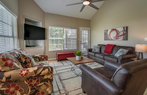 Table Rock Apartment | Inviting Branson Getaway with Pools and Relaxing Hot Tub