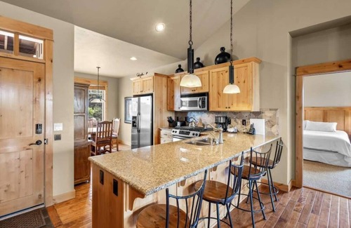 Powell Butte Cabin | Experience Brasada Ranch: High Desert Cabin with Spa & Pool