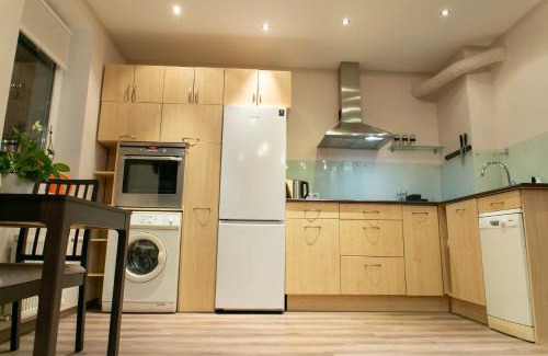 Ciekurkalns Apartment | Guest Rated 9.5: Family-Friendly Brassy Apartment Escape