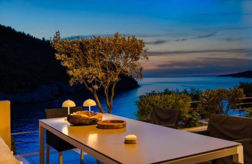 Frourion House | Oceanfront Braunis Horio Villas: Guest Rated 9.5/10