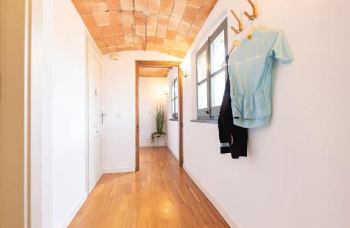 Old Town Apartment | Child-Friendly Bravissimo Raïms Penthouse with High Ratings