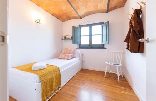 Old Town Apartment | Child-Friendly Bravissimo Raïms Penthouse with High Ratings