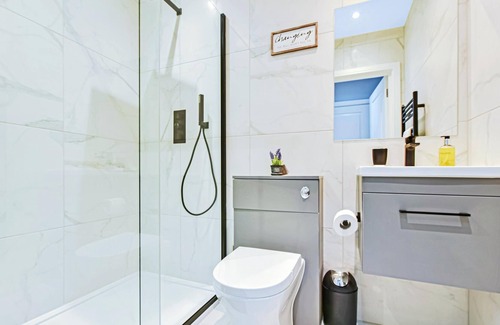 Bray on Thames Apartment | Comfortable Braywick Serviced Apartments with Spa & Lake Views