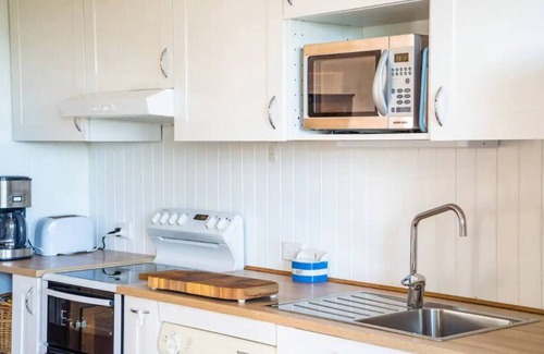 Breamlea House | Guest Rated 10/10: Blissful Blue Oceanfront Retreat