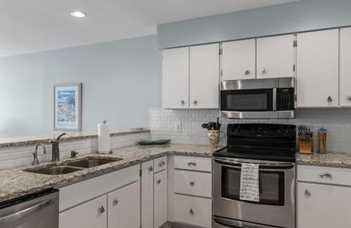 Pine Knoll Shores Apartment | Discover Breakers C32 Condo: Family-Friendly with Pool Access