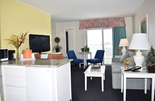 St Ignace Hotel | Escape to Breakers Resort & Beach Bar with Ocean Views