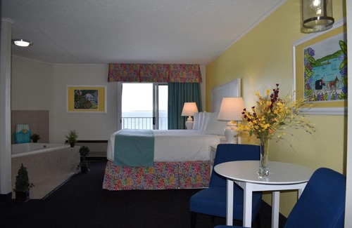 St Ignace Hotel | Relax at Breakers Resort - Lakeside with Oceanfront Views
