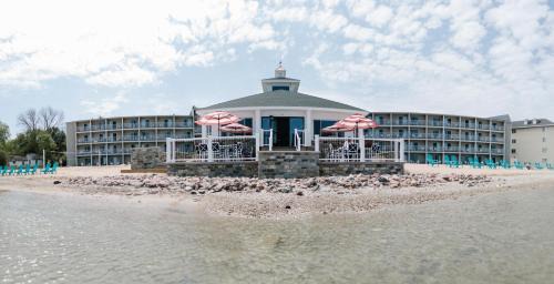 St Ignace Hotel | Relax at Breakers Resort - Lakeside with Oceanfront Views
