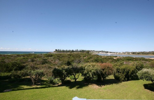 Bermagui House | Beachfront Breakwater 1: Ocean View Awaits in Bermagui