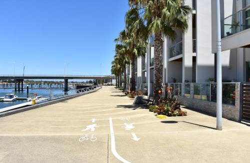 New Port Apartment | Relax at Breakwater Apartment: 4-Star Retreat with Spa