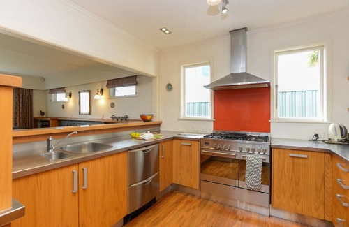 Napier Cottage | Oceanfront Breakwater Cottage - Top-Rated Napier Retreat