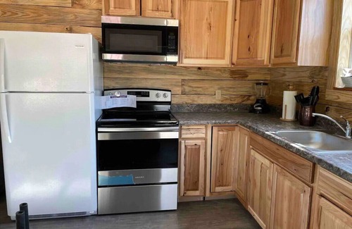 Tie Plant Cabin | Cozy Bream Shack: 2-Bedroom Cabin with Ample Parking